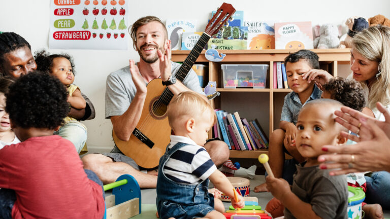 Kindergartenkinder spielen mit Musikinstrumenten im Klassenzimmer