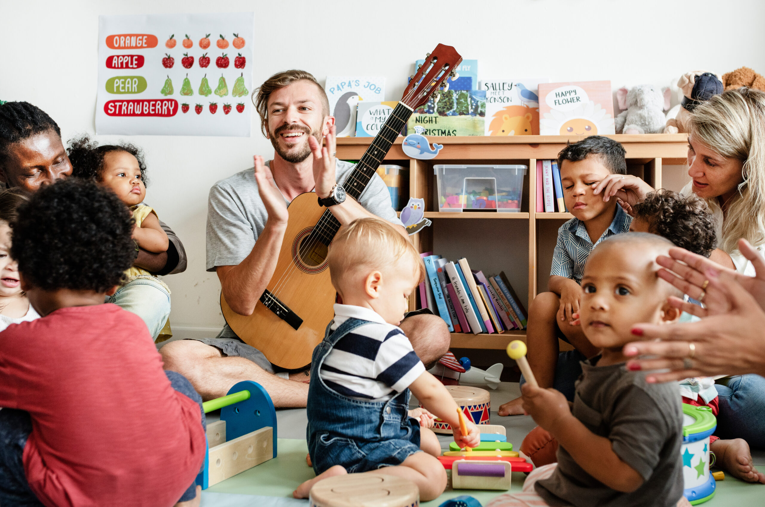Kindergartenkinder spielen mit Musikinstrumenten im Klassenzimmer