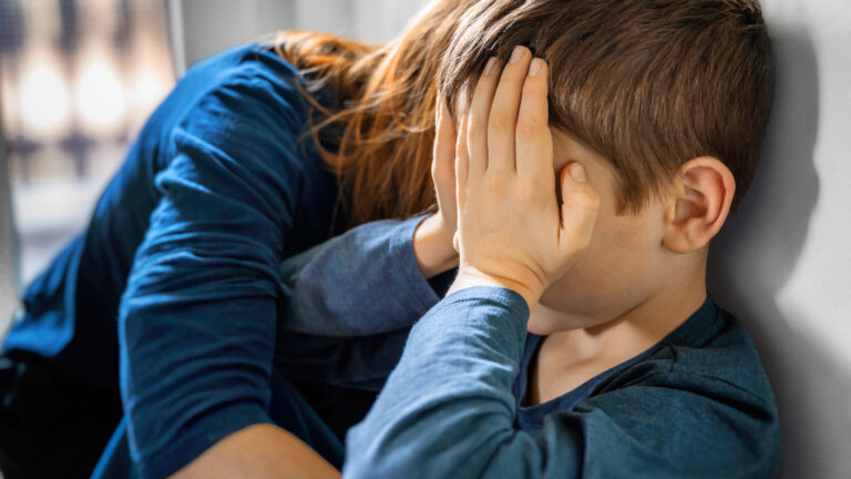 Verzweifeltes Kind zum Thema Traurigkeit im Lockdown, Mobbing oder familiäre Probleme