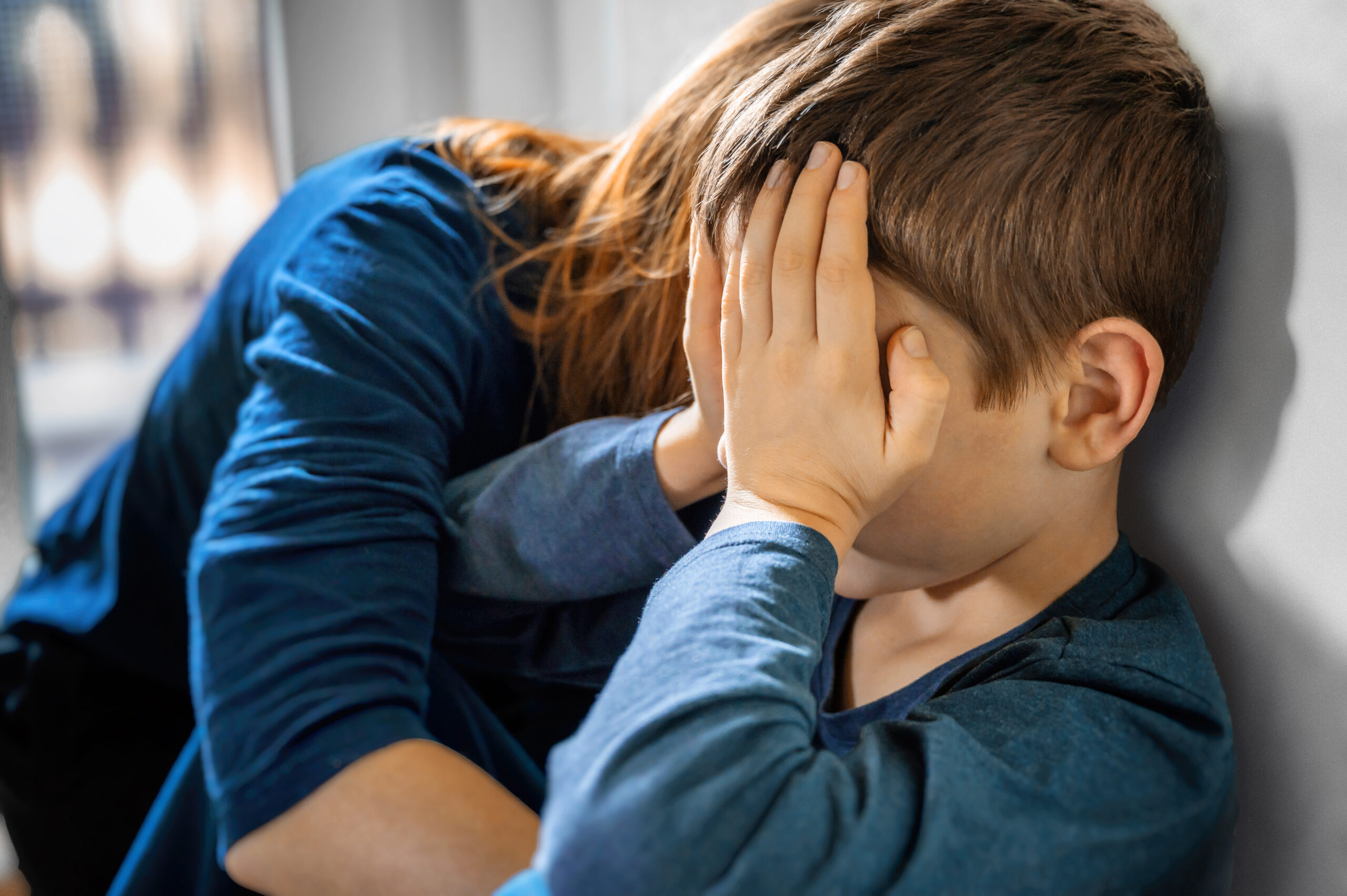 Verzweifeltes Kind zum Thema Traurigkeit im Lockdown, Mobbing oder familiäre Probleme